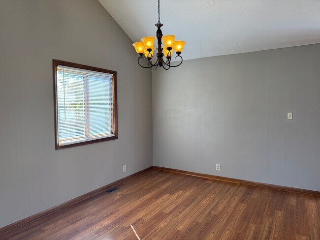 Building Photo - Omaha Rental Home Offering Modern Updates & Comfortable Living!
