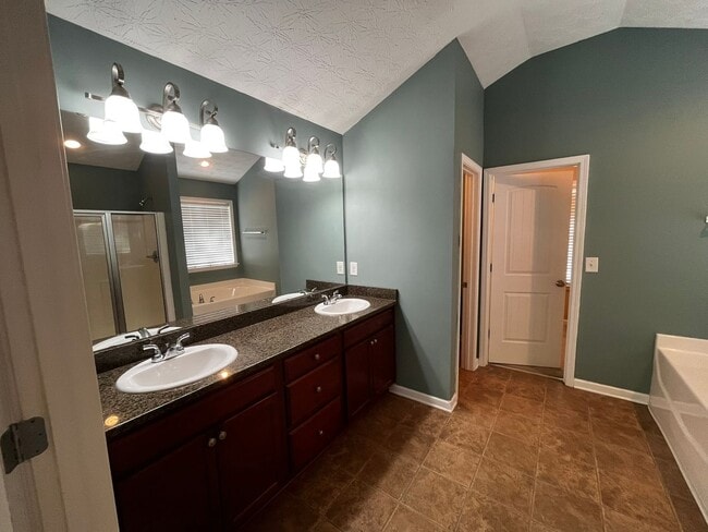 Building Photo - Modern Amenities. Urban Location. Sophisti...