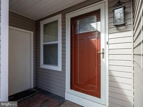 Building Photo - 44 Brambling Ln