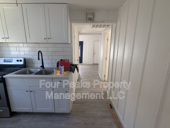 Building Photo - 102 E Hatcher Rd