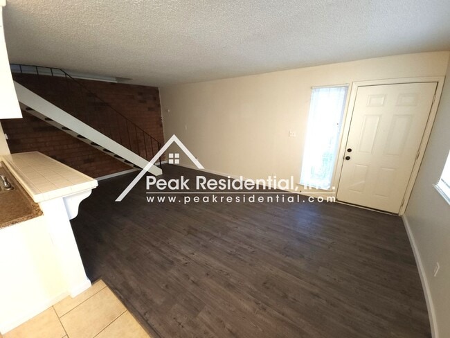Building Photo - Spacious 2bd/1ba Sacramento Fourplex