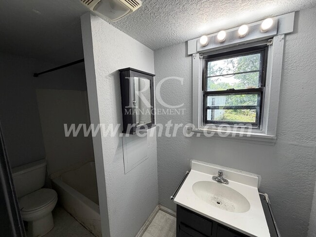 Building Photo - 102 Elmwood-