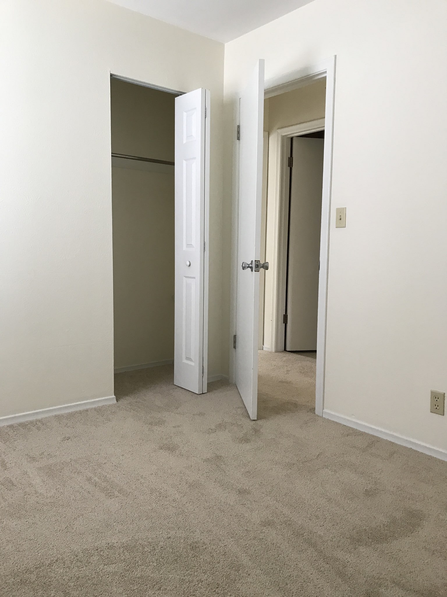 Middle bdrm closet - 733 Rockwell Ave