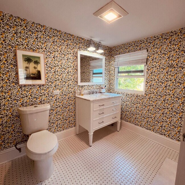 Building Photo - Stunning FULLY FURNISHED 3/2.5 entire hous...