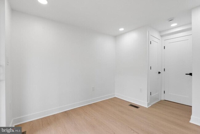 Building Photo - 203 S Madeira St