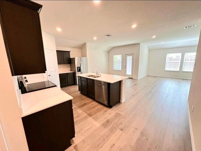 Building Photo - 2330 Hydrangea Dr