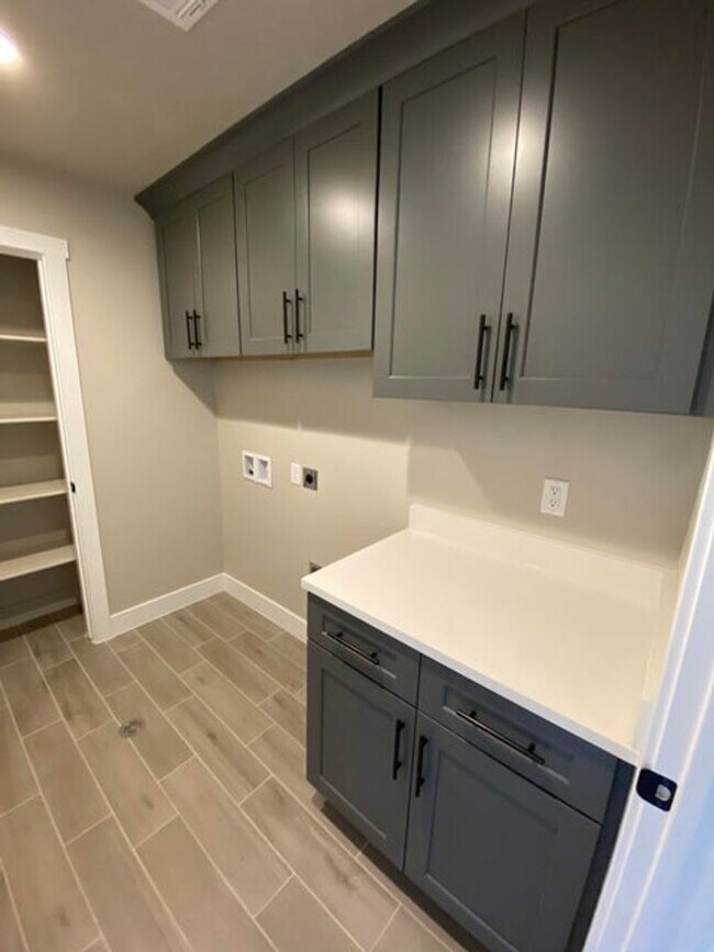 Building Photo - Beautifully Designed 3 Bedroom Townhome Ne...