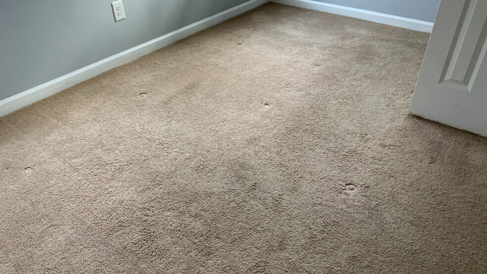 Building Photo - Room in House on Pineland Cir