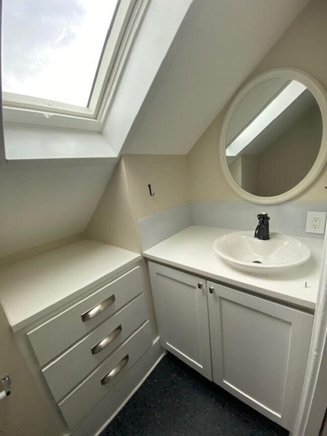 Building Photo - Charming 3-Bedroom, 1 1/2 Bath Upper Duple...