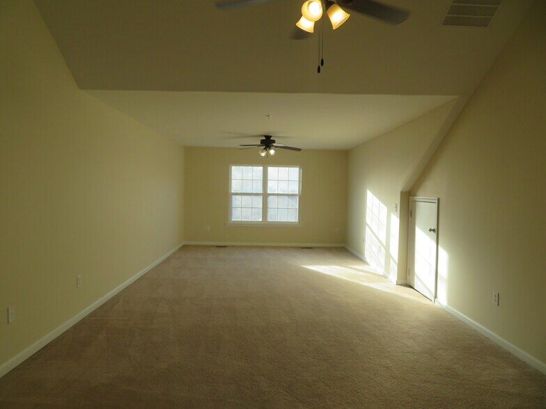 Building Photo - 3700 Bedford Dr