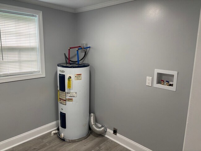 Building Photo - Fully renovated 3 bedroom 2 bathroom house!   Lawn Care Included