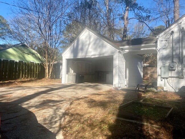 Building Photo - Large home located at 109 River Park Drive