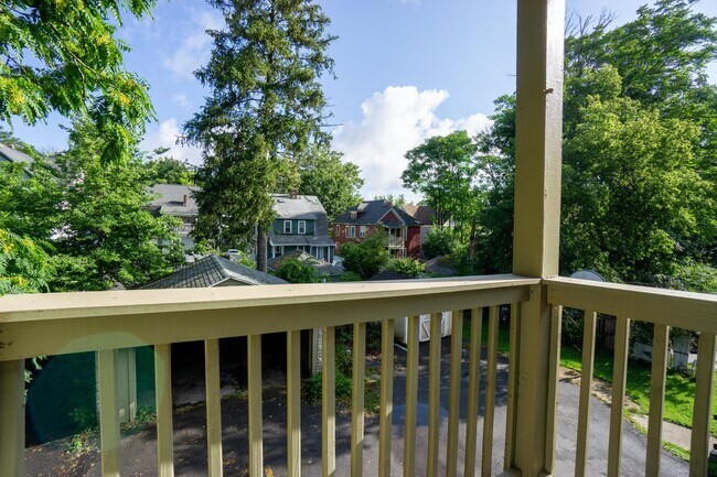 Building Photo - AVAILABLE 8/1/26 - 3 Bedroom with Off-Stre...