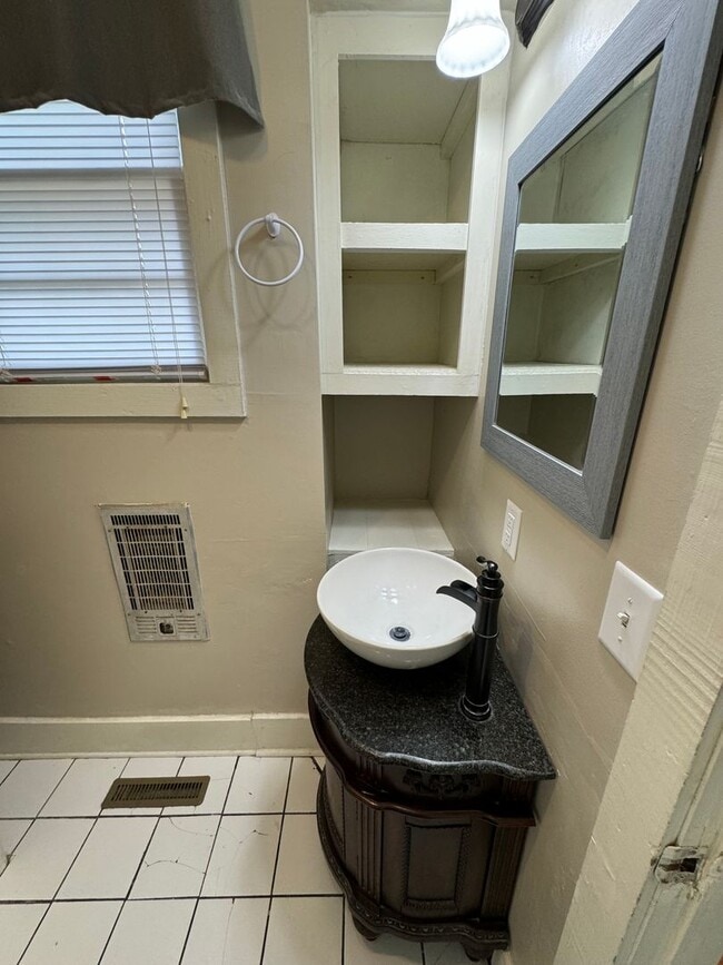 Building Photo - Large Historical 3/2 House in Summerville-$1,595