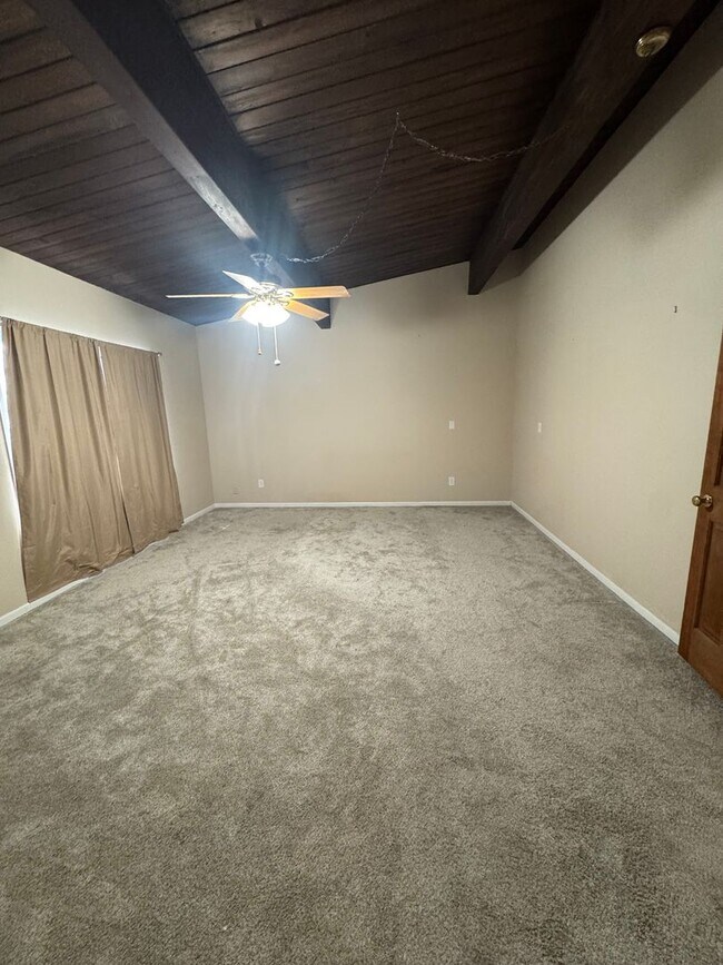 Building Photo - Stunning 2 bedroom townhouse