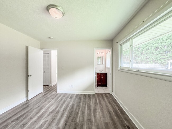 Building Photo - Charming Ranch in Highly Sought-After Grea...