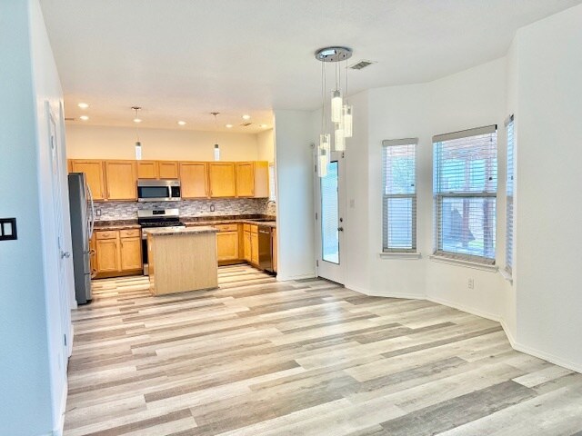 Building Photo - 1199 Mirador Loop N E