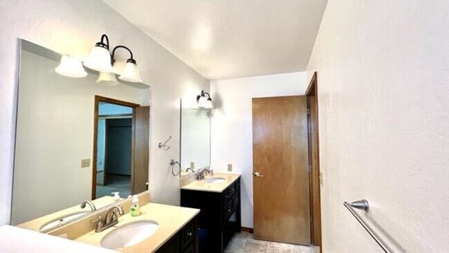 Building Photo - Lake Wildwood 3 Bedroom!