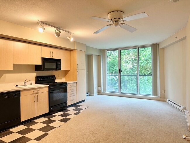 Building Photo - Charming Studio in Downtown Bellevue