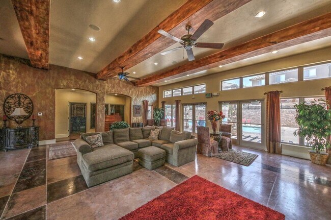 Building Photo - Beautiful townhome near little valley