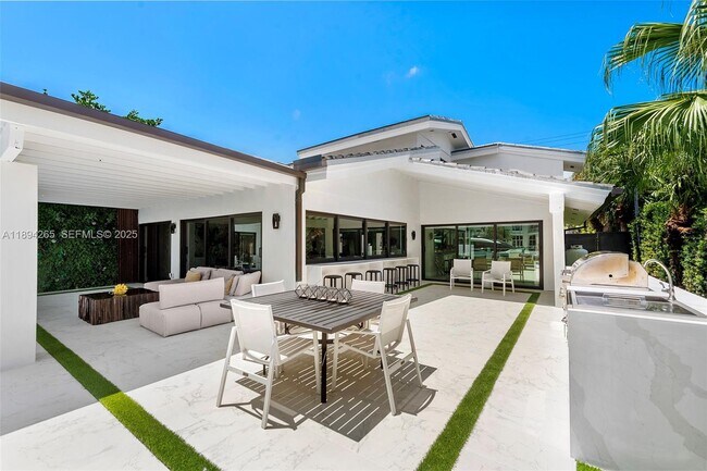 Building Photo - 207 Holiday Dr