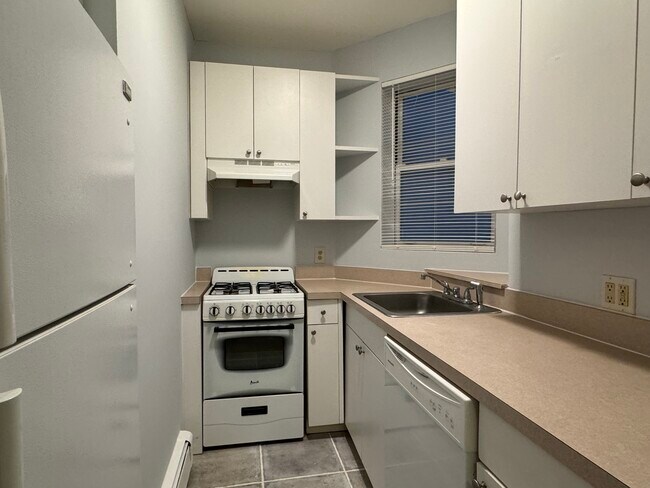 Building Photo - 450 E Park Ave
