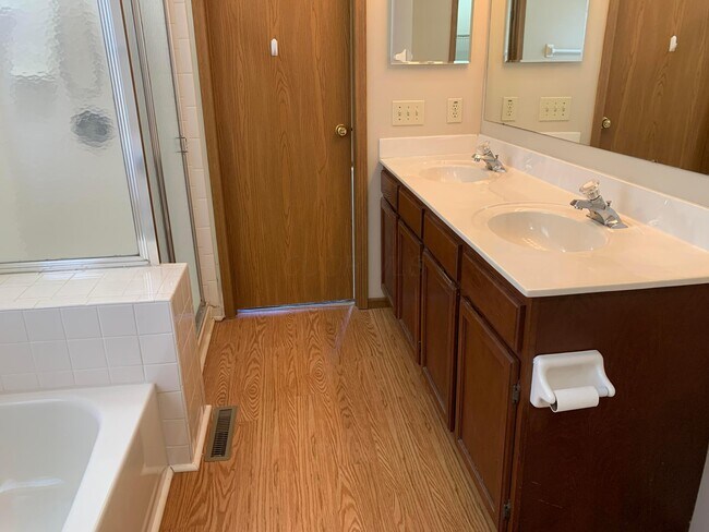 Building Photo - 620 Laurel Oak Ct