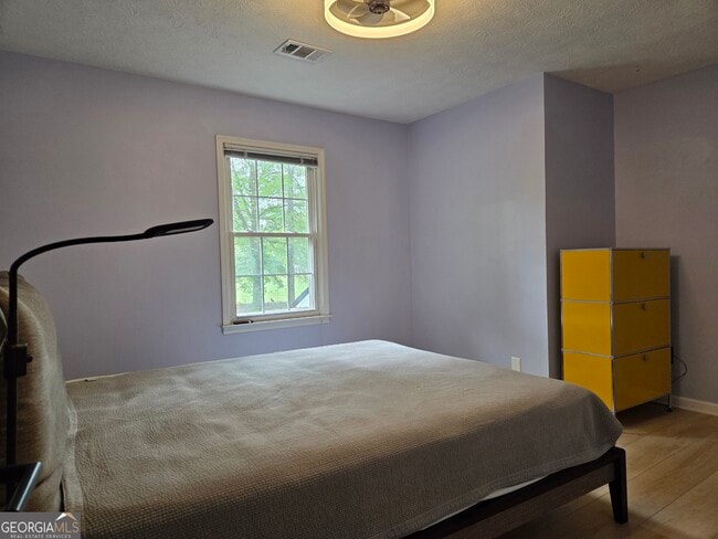 Building Photo - 215 Calgary Dr