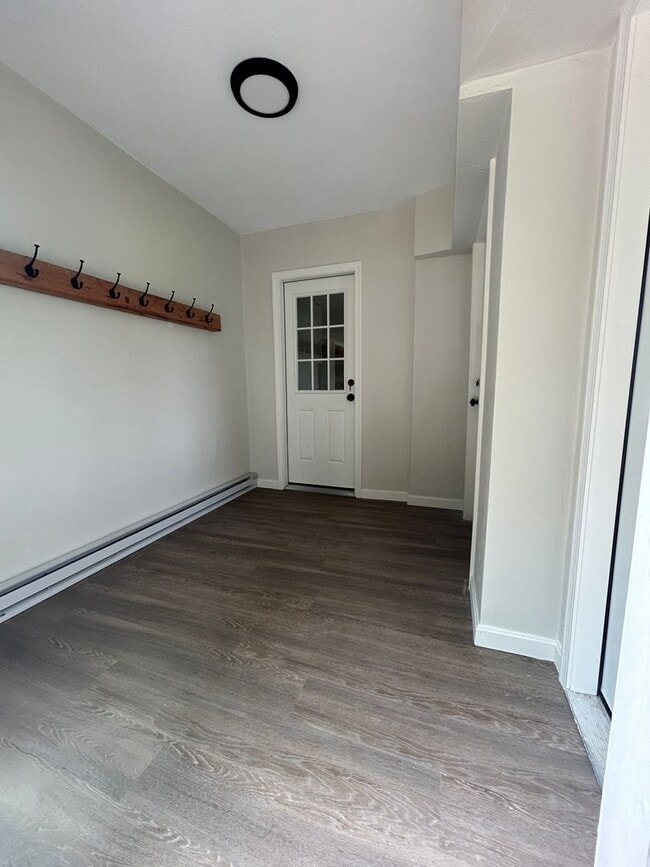 Building Photo - Beautiful renovated 5 bedroom 2.5 bath sin...
