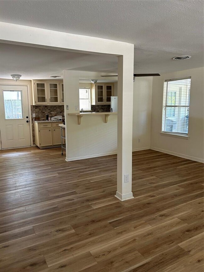 Building Photo - 2017 Karen Ave