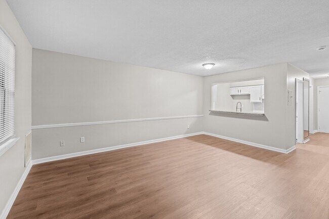 Building Photo - 646 Valley Crest Dr