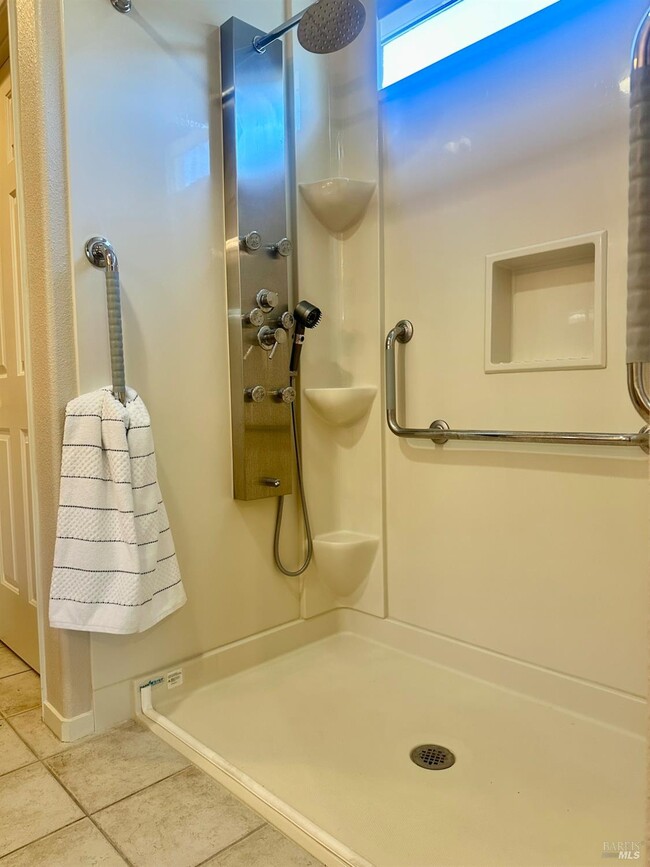 Building Photo - 512 Twin Pines Dr