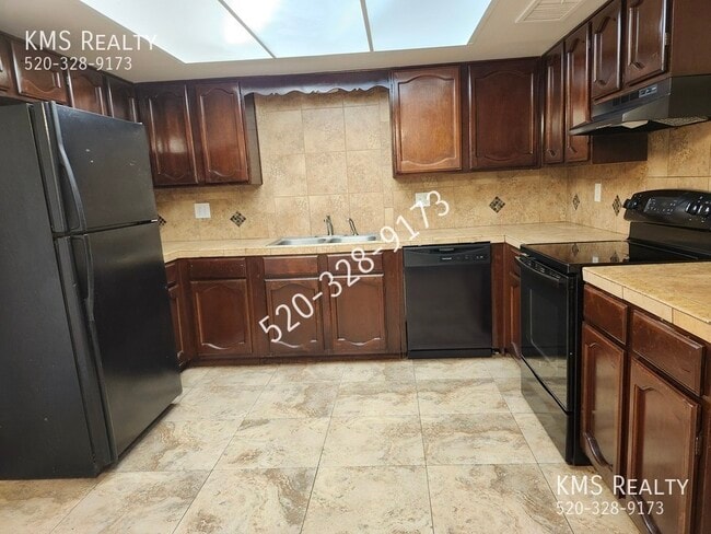 Building Photo - 2565 N Fair Oaks Ave