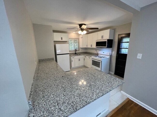 Building Photo - 630 Dornbush St