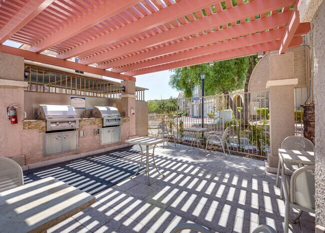 Building Photo - 2 bedroom - 2 Bath - 2 car Garage - Gated ...