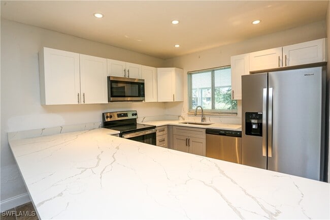Building Photo - 861 San Remo Ave