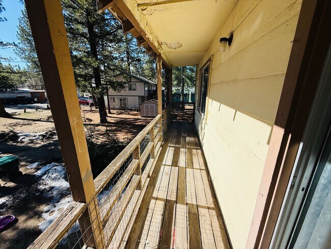 Building Photo - Pet friendly 3 bed 2 bath unit with all utilities included