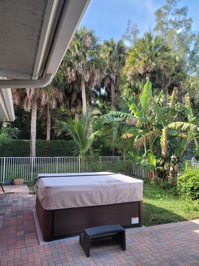 Building Photo - 9335 Plantation Estates Dr