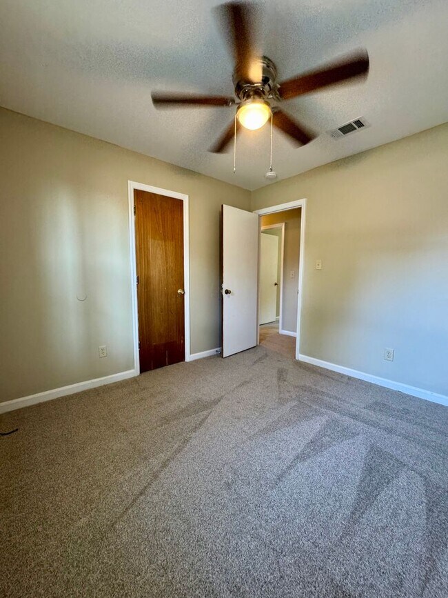Building Photo - Charming 3 Bedroom, 2 Bath Home Available Now!