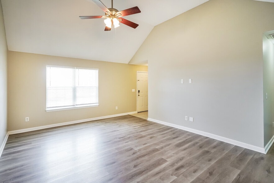 Building Photo - 630 Butternut Trce