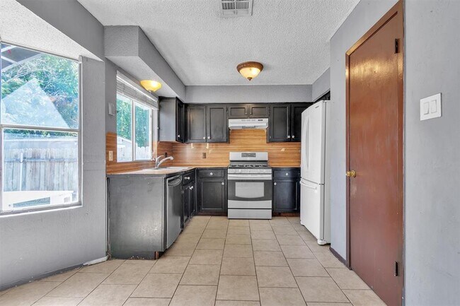 Building Photo - 5000 Fontenay Dr