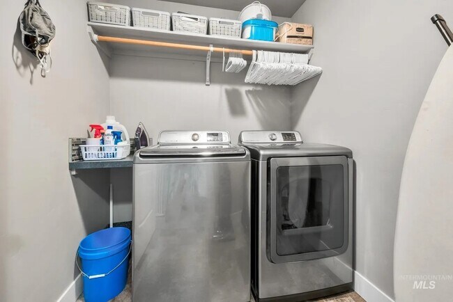 Building Photo - 1025 SW Bonnie St