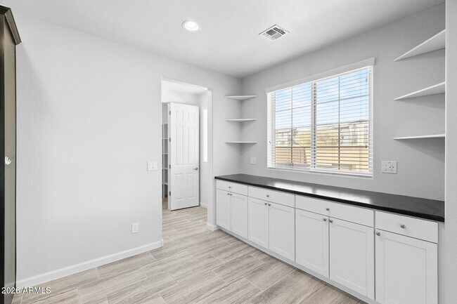 Building Photo - 130 N Bay Dr
