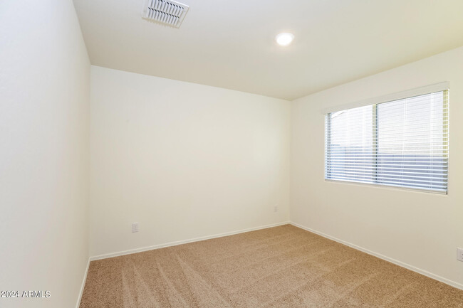 Building Photo - 9068 S 253rd Dr
