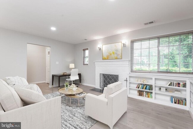 Building Photo - 710 N Buchanan St