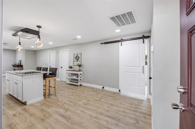 Building Photo - 10928 L&M Rd