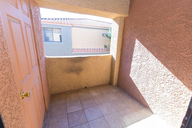 Building Photo - Desert Shores 1 Bedroom Upstairs Condo