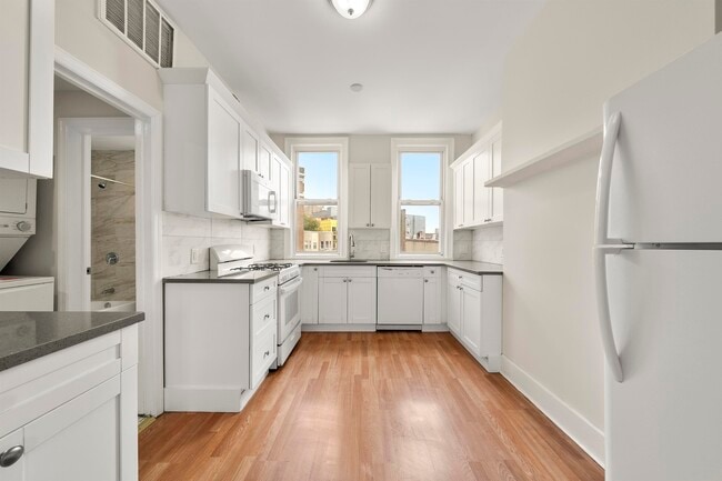 Building Photo - 704 Bergen Ave