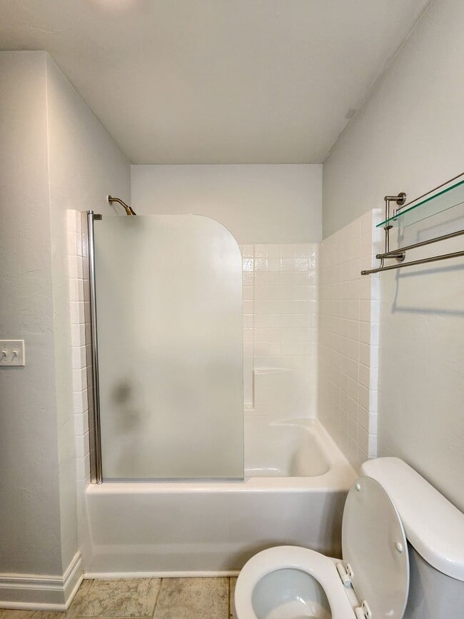 Building Photo - 3 bed, 2 bath home in Shawnee!