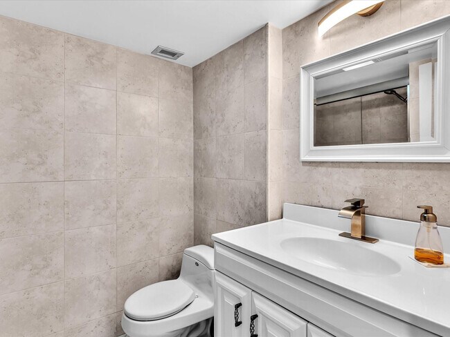 Building Photo - 1150 Hillsboro Mile